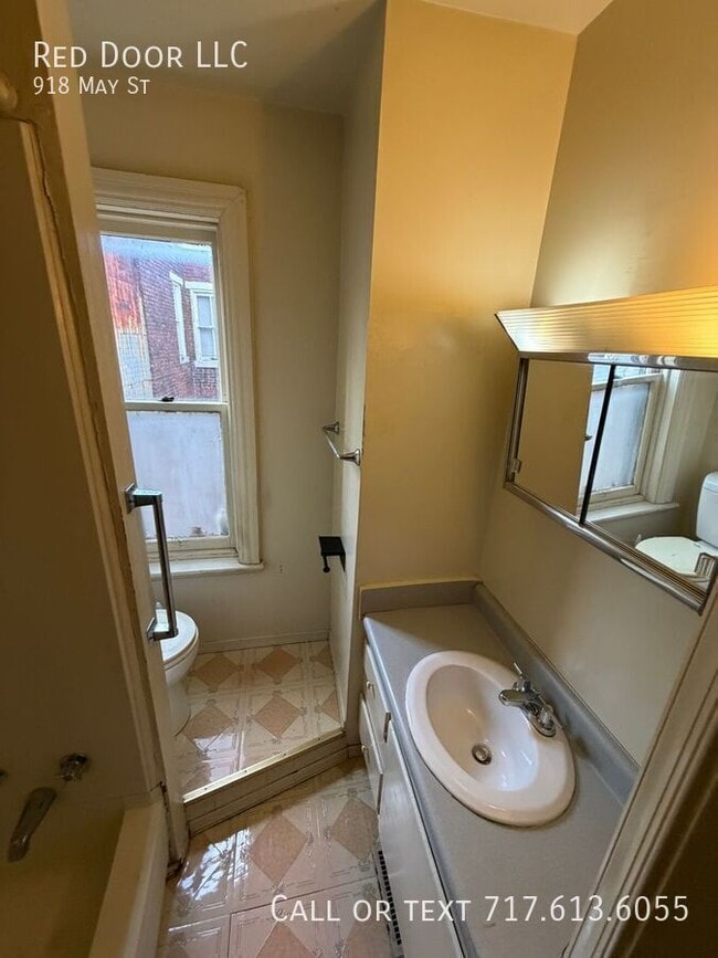 Building Photo - 918 May St