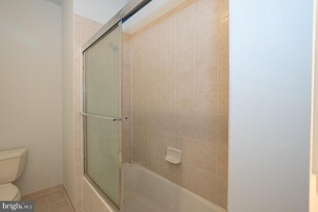 Building Photo - 300 W Elm St