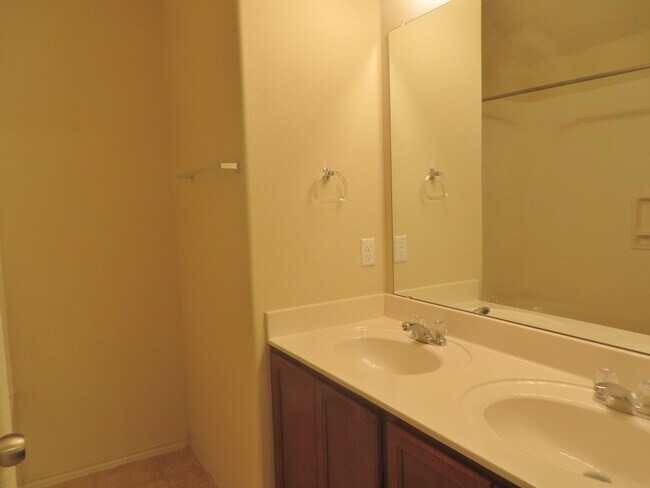 Building Photo - 3 Bedroom 2 Bathroom Sonterra West Home
