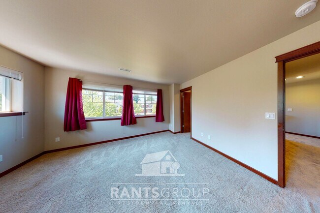 Building Photo - Beautiful Home In Puyallup! Easy JBLM Comm...