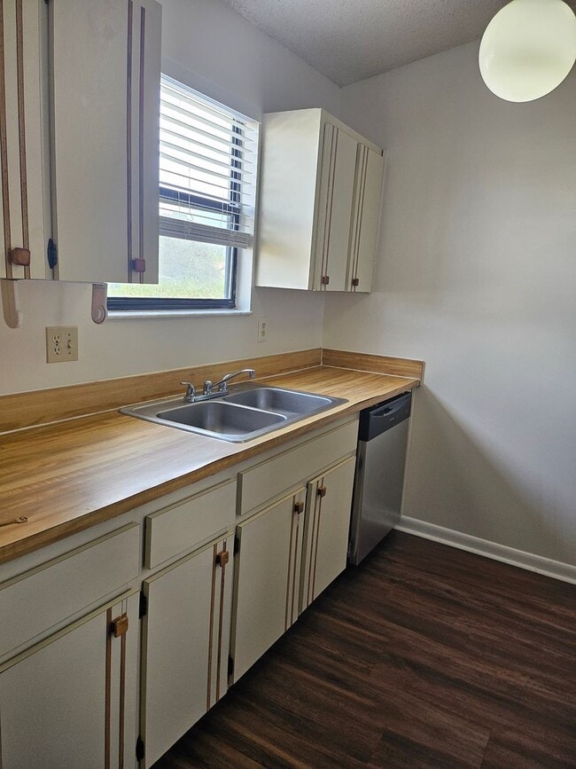 Building Photo - 2/2 - Jefferson Avenue - Newly updated