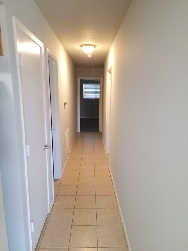 Building Photo - 1104-1106 Suburban Drive