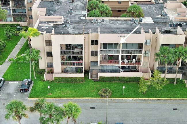 Building Photo - 10425 SW 112th Ave