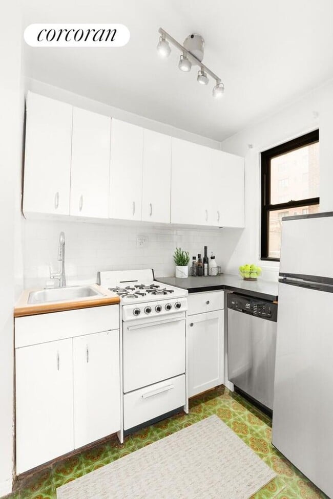 Building Photo - 222 E 35th St