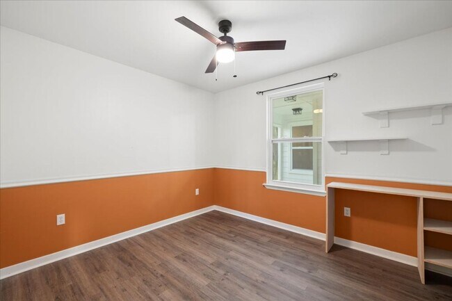 Building Photo - AVAILABLE 9/19!! 3bed/2bath with flex spac...