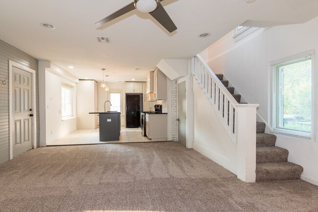 Building Photo - N Rosedale Ave Duplex