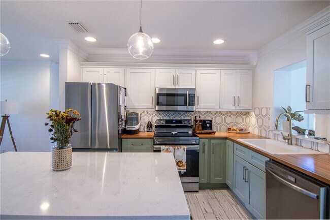 Building Photo - 600 43rd Ave NE