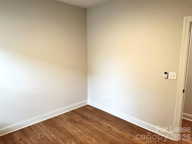 Building Photo - 521 N Linwood Ave