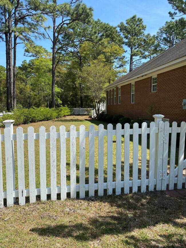 Building Photo - 4 bedroom/3 bathroom in Cypress Island community, minutes from Carolina Beach!