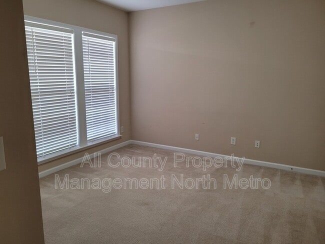 Building Photo - 5005 Foxfield Trace SE