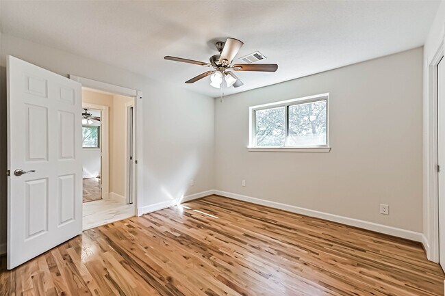 Building Photo - 1207 Thomas Dr
