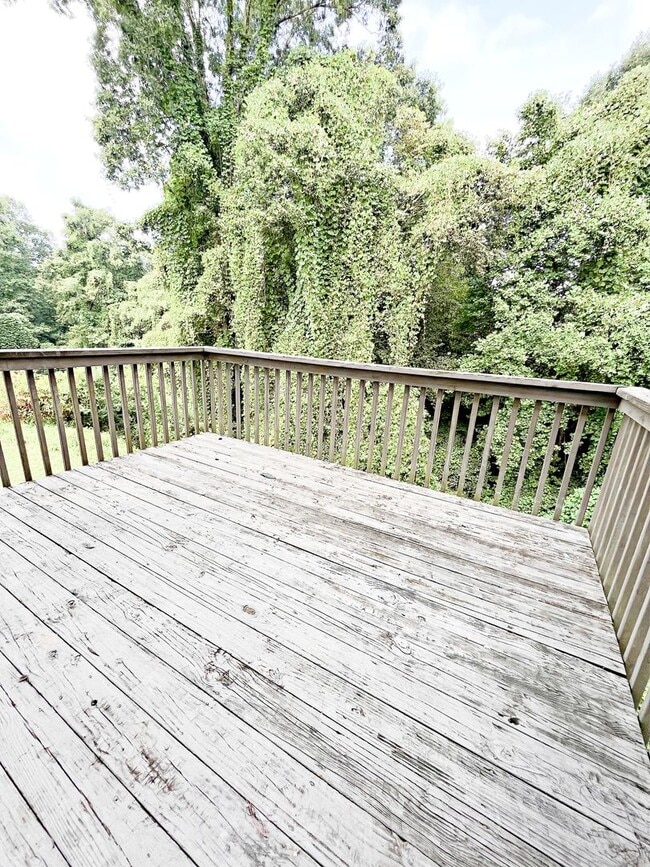Building Photo - Charming 3 Bedroom Home