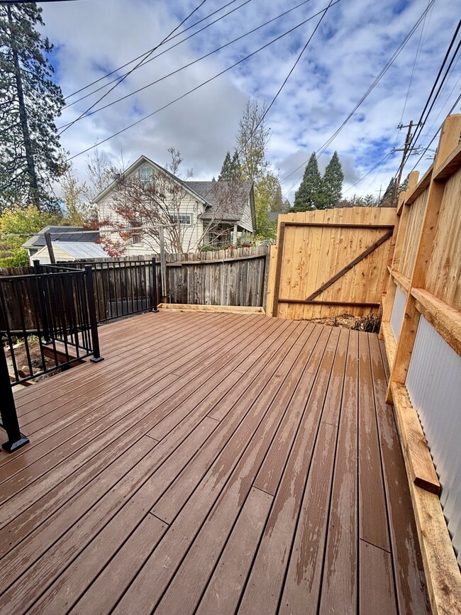 Building Photo - 668 S Auburn St