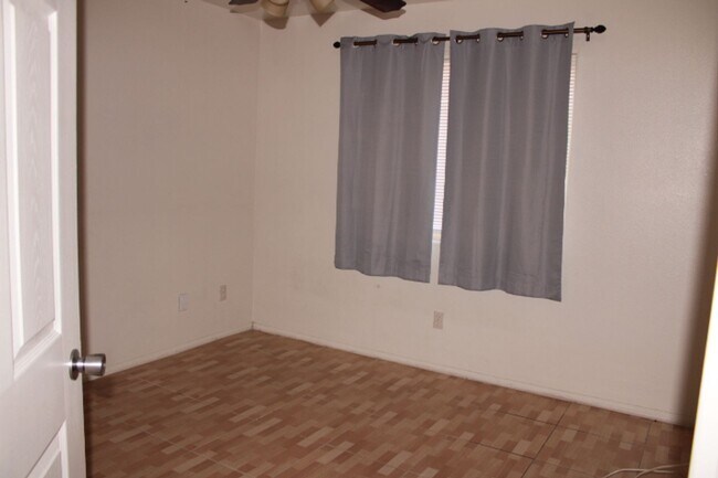 Building Photo - Nice 1000 SF Townhouse for rent in gated c...