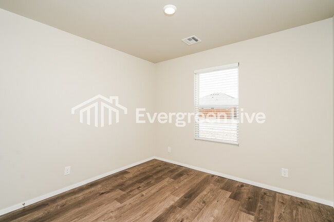 Building Photo - 23035 S King Rdg Dr