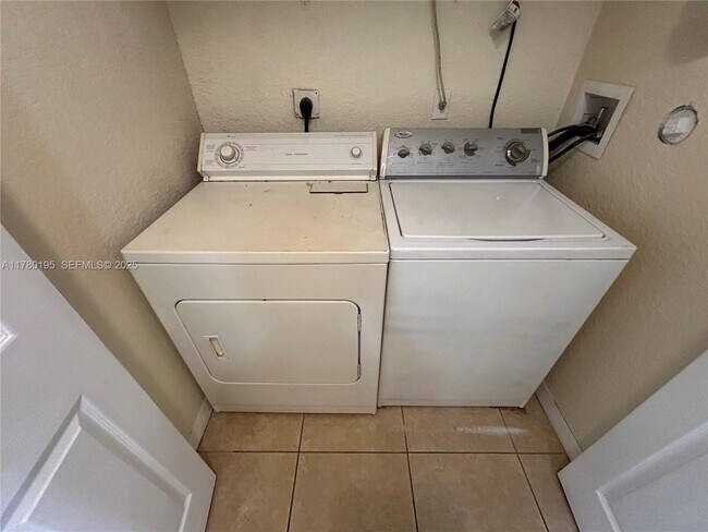 Building Photo - 2279 Anchor Ct