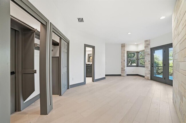 Building Photo - 2700 Marina Shores Dr