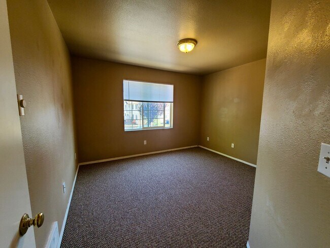 Building Photo - 400 River Ave
