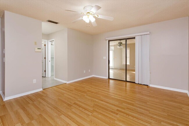 Building Photo - Spacious 4-Bedroom, 3-Bath Rental in Quiet DeBary Cul-de-Sac