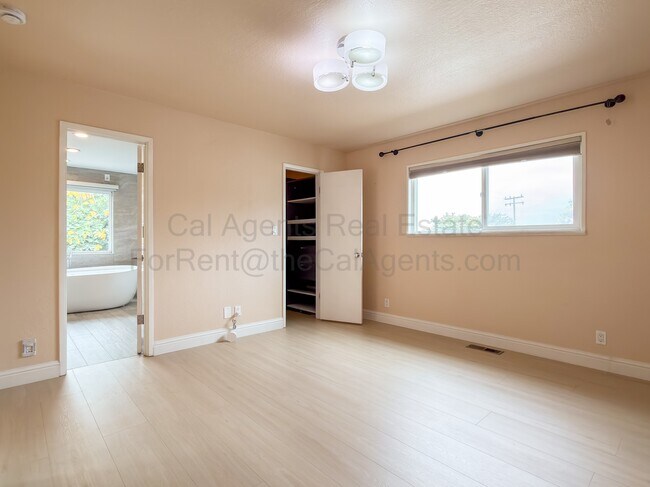 Building Photo - 23940 Carmelita Dr