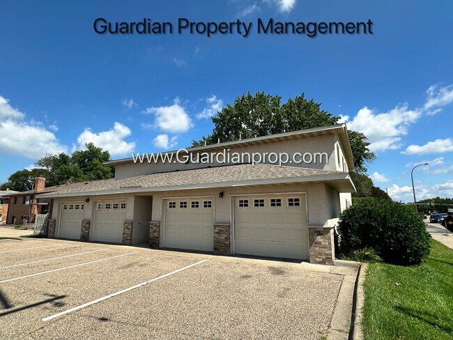 Building Photo - Richfield 2nd Floor Apartment, Very Spacio...