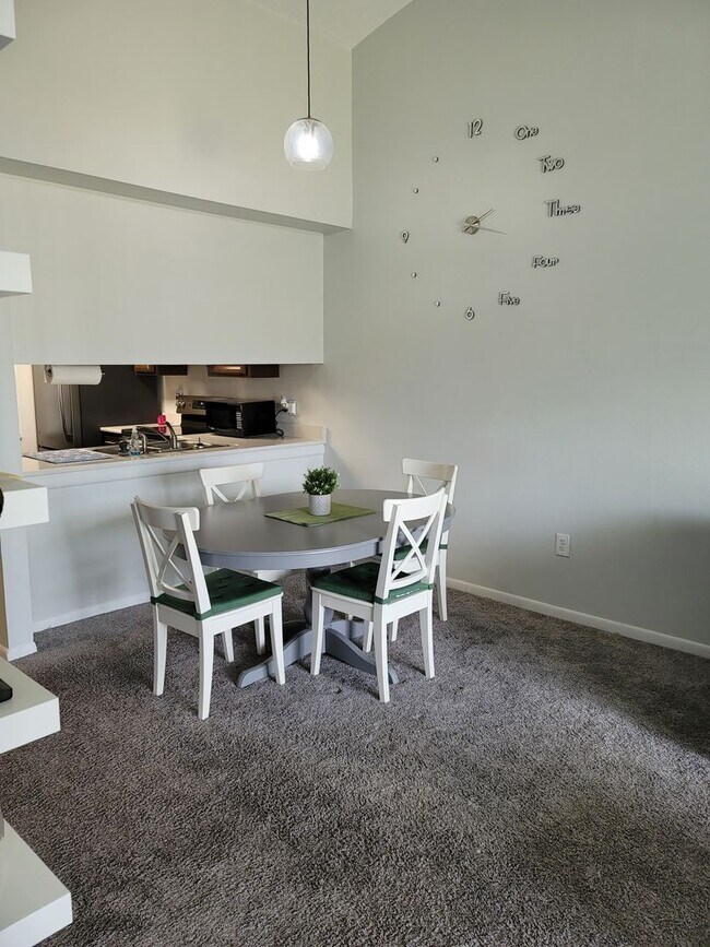 Building Photo - Lovely condo across from USF