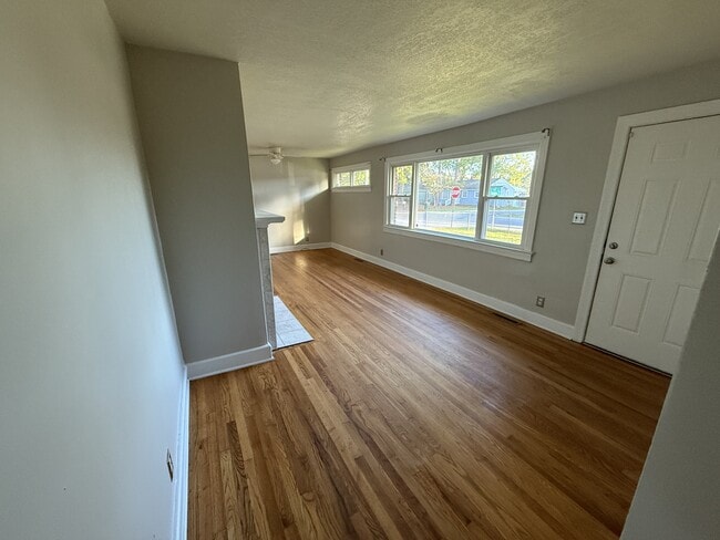 Building Photo - 2500 E 3rd St