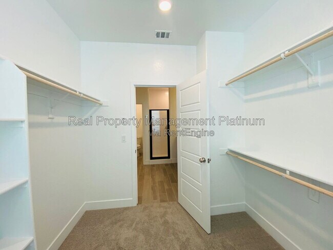 Building Photo - 2752 E Tamarind Dr