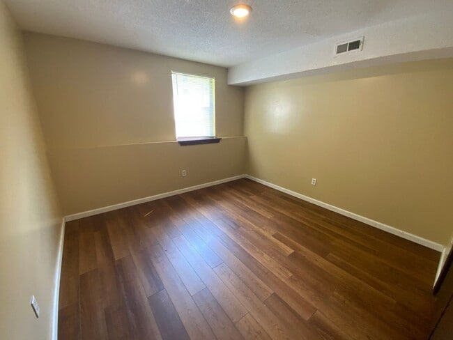 Building Photo - 3 Bedroom 1 Bathroom Apartment