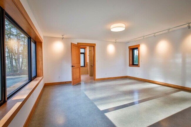 Building Photo - Private, Custom Home in Greenbank!