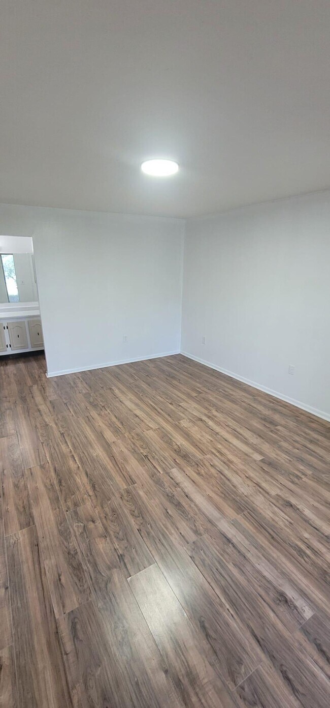 Building Photo - 548 Orange Dr