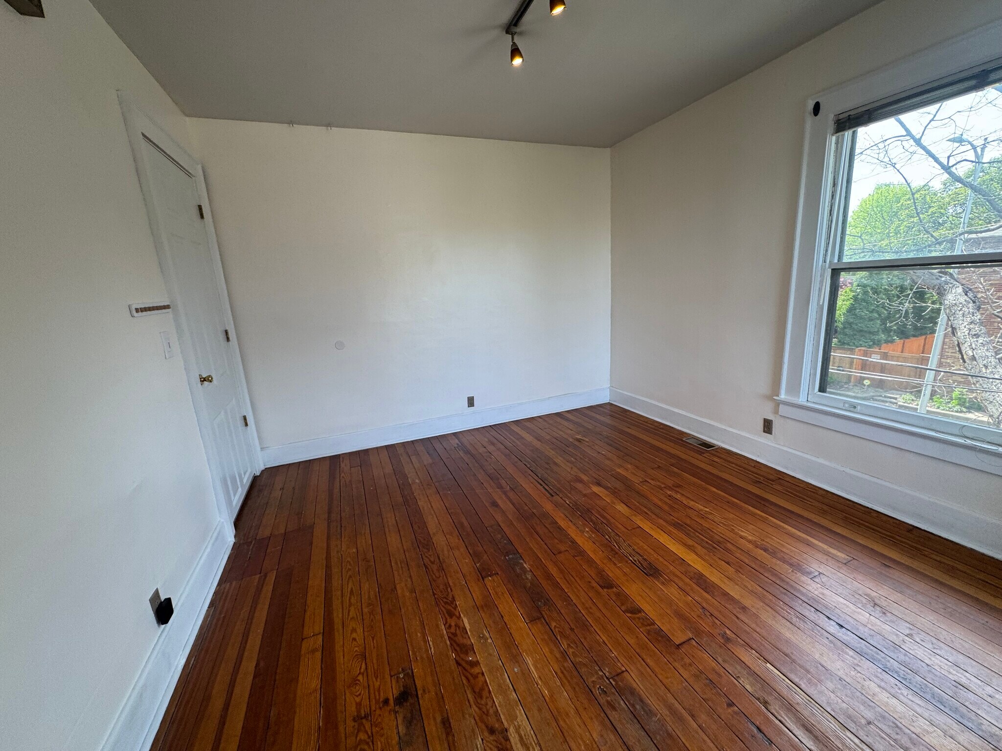 Building Photo - 616 SE 3rd St