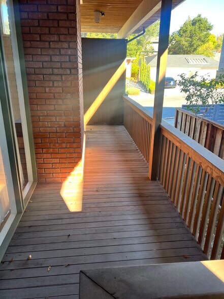Front Deck - 880 Larkspur Dr