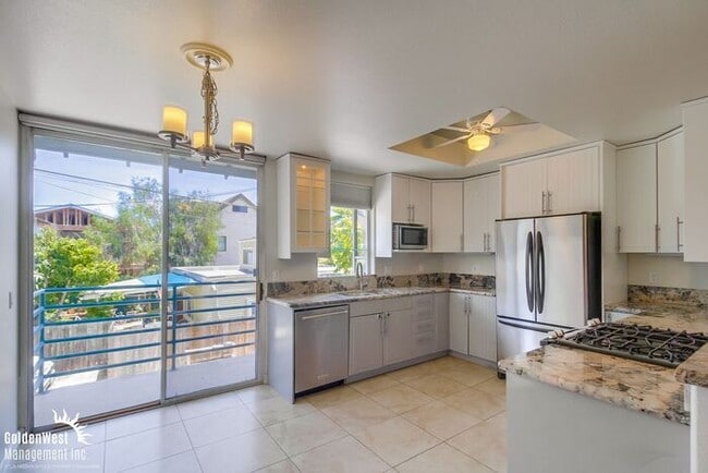 Building Photo - Modern 2Bdm 2.5Ba Town-home with Rooftop D...