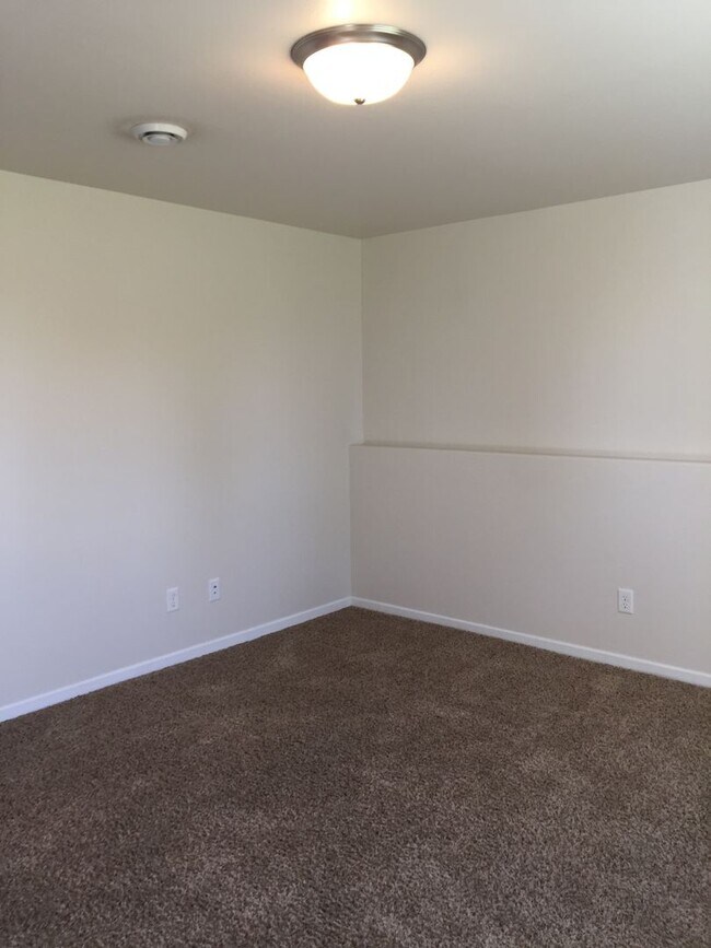 Building Photo - 3 Bed 3 Bath Twin Home