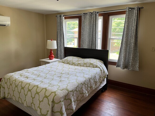 Queen Bed - 556 Hershey Rd