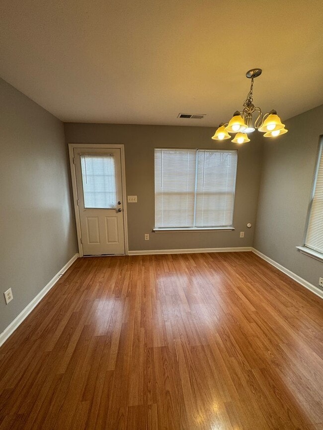 Building Photo - RARE 3-bedroom 2 bath single-family home offers the privacy of a house and a fully fenced in yard...