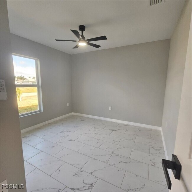 Building Photo - 1010 NE 34th Ln