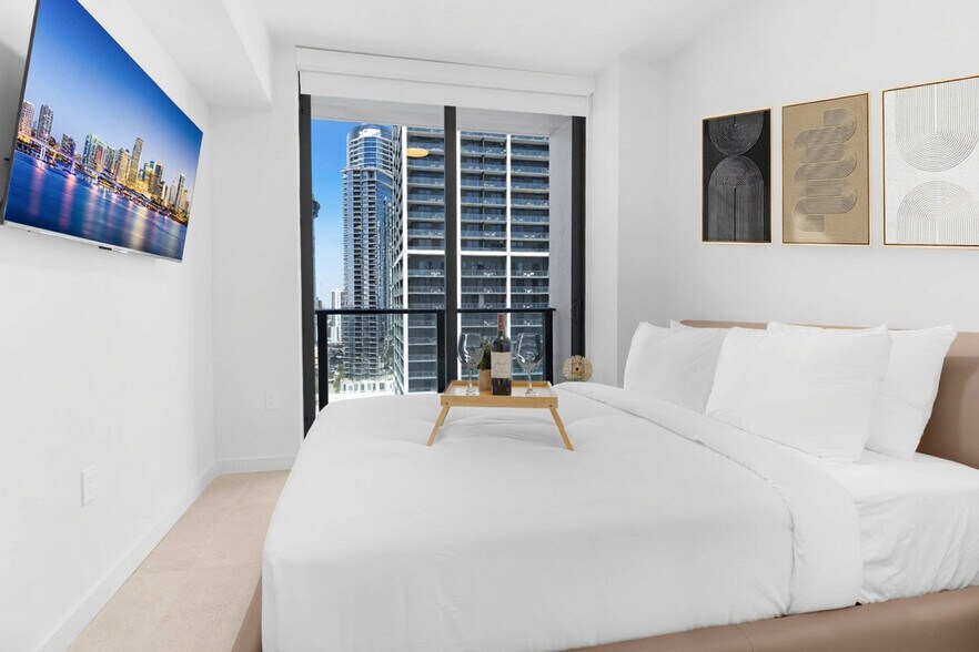 Building Photo - 501 NE 1st Ave