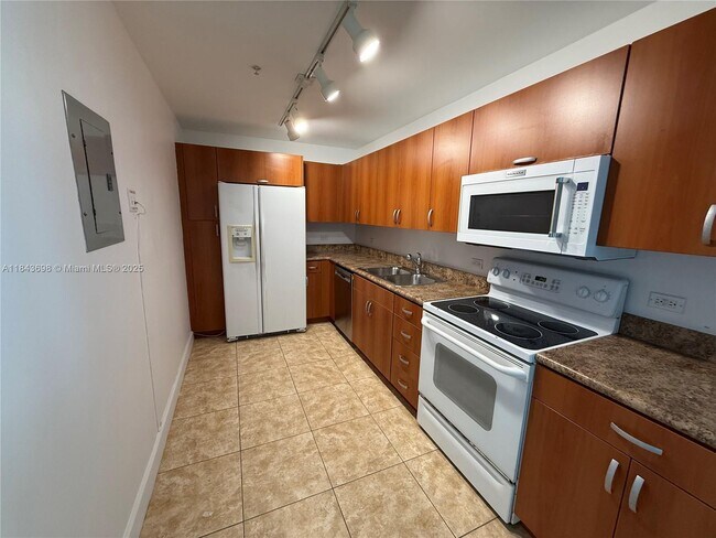 Building Photo - 7501 E Treasure Dr