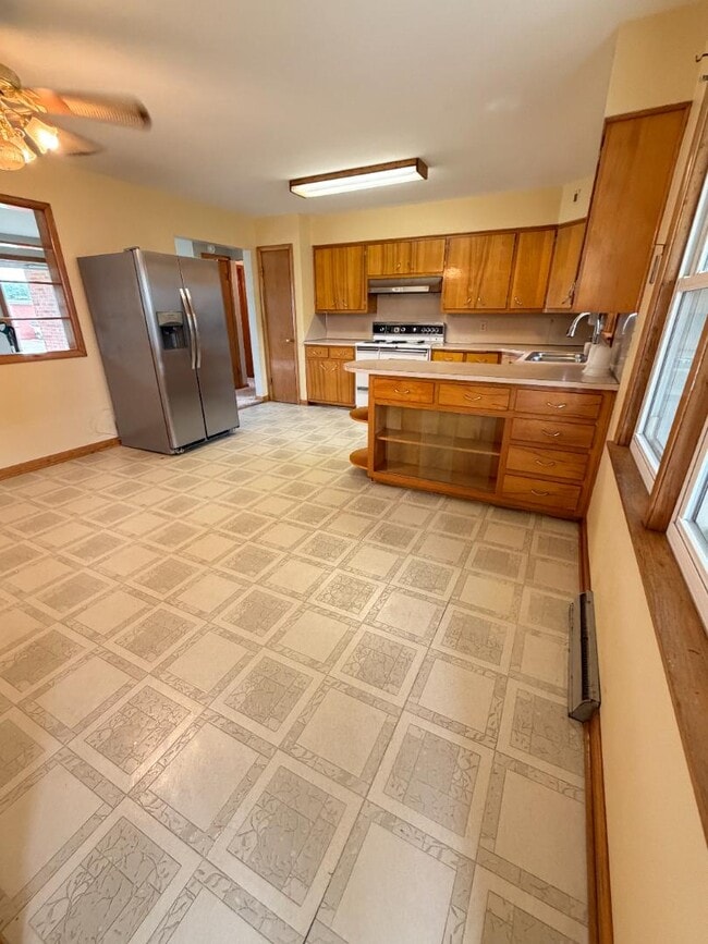 Building Photo - 2201 E Eichel Ave