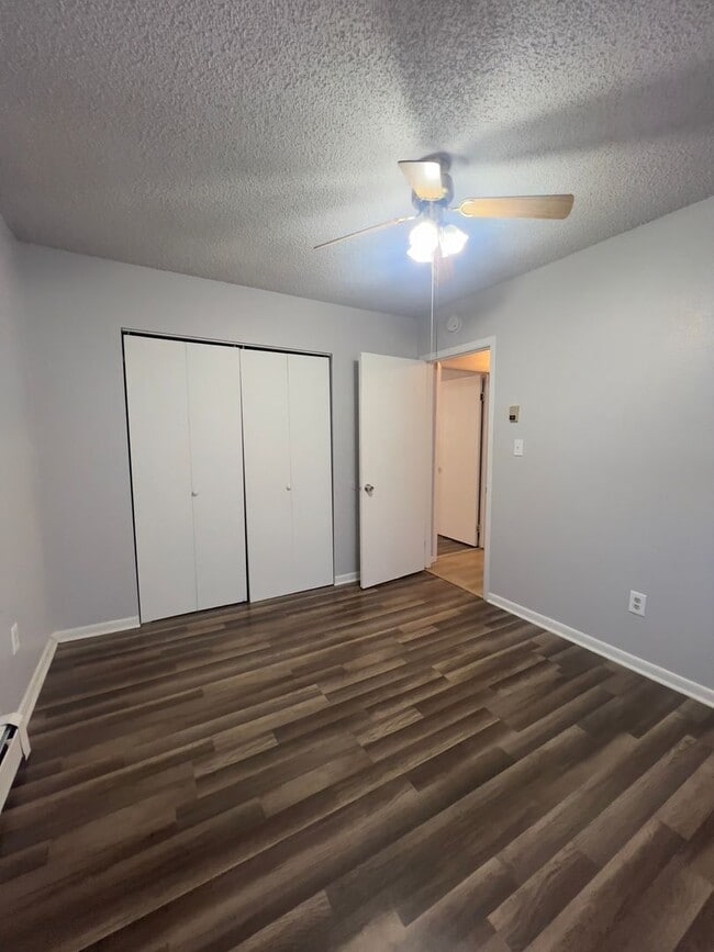 Building Photo - 4 bedroom 1 Bath w/ fenced yard