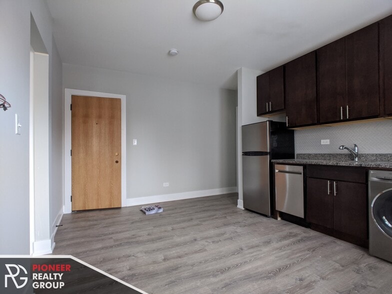 Building Photo - 423 W Belden Ave