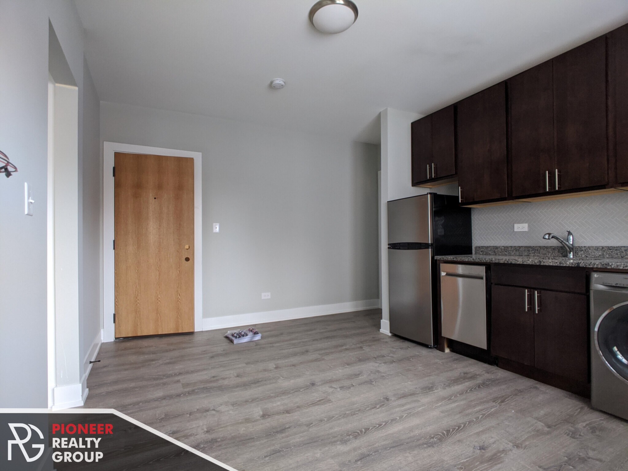 Building Photo - 423 W Belden Ave