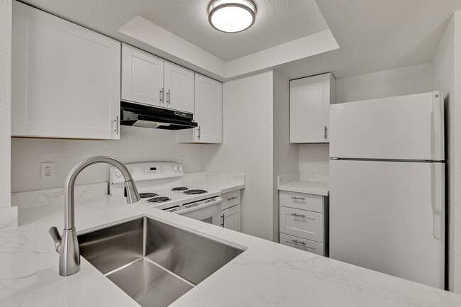 Building Photo - 912 28th St NE