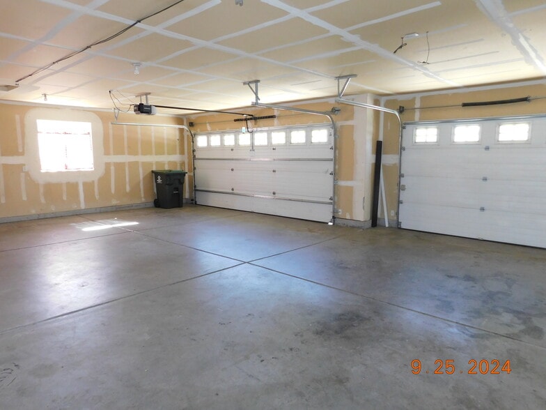 Three Car Garage - 5282 N Schumann Ave