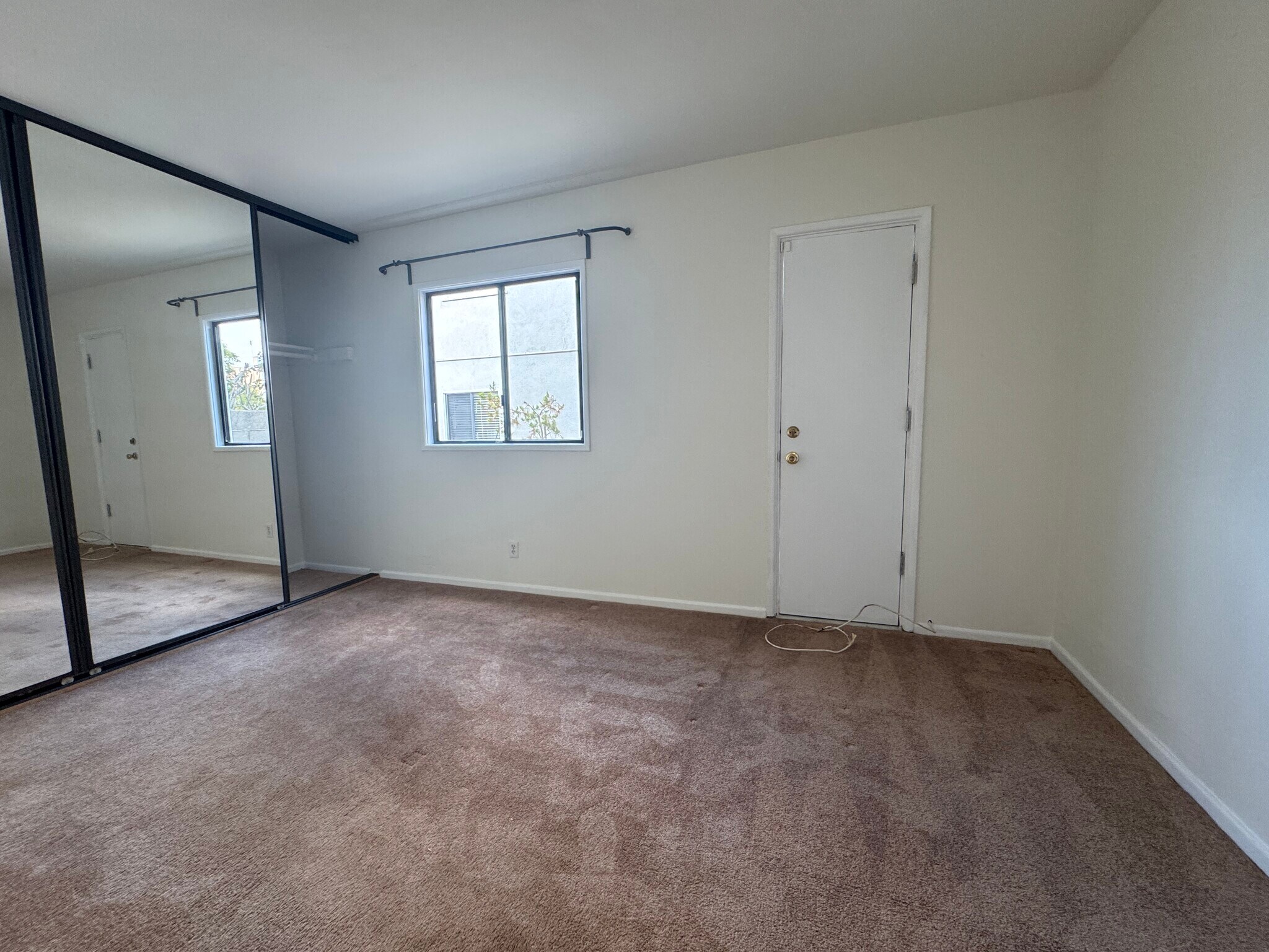 Building Photo - 714 Loma Dr
