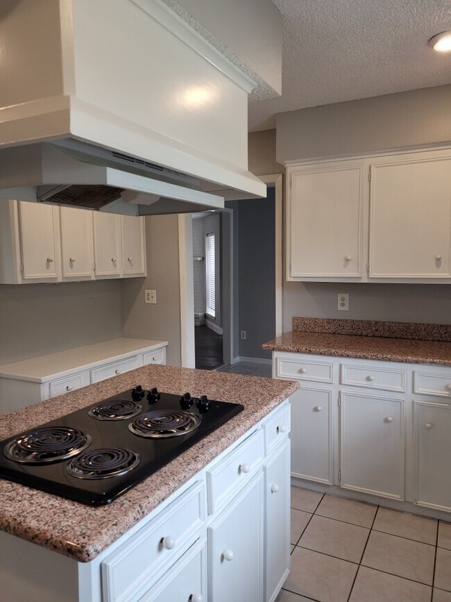 Building Photo - 2531 Turtle Creek Dr