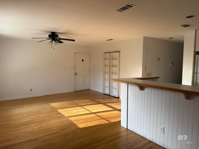 Building Photo - 162 Pecan Ave