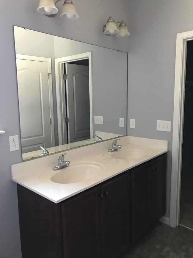 Building Photo - 4 bedroom, 2.5 bath centrally located in T...